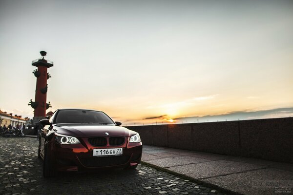 BMW, flecha de la isla Vasilievsky, puesta de sol