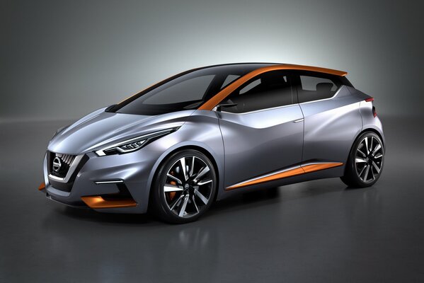 Gris Nissan hatchback con inserciones de color naranja