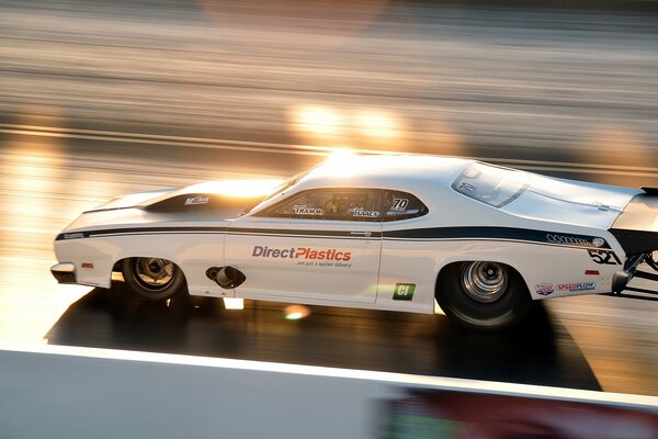 Muscle car sur la piste de course drag racing