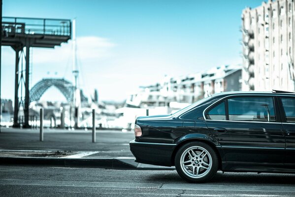 BMW E38 740iL noir se dresse sur la route vue latérale de la moitié arrière