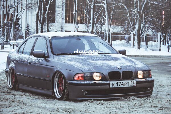 BMW innevata sulla strada invernale