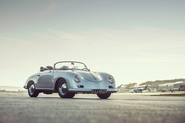 Voiture grise classique sur la route