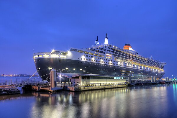 Titanic dans les lumières se préparer à naviguer