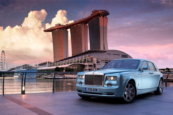 Grande limousine bleue élégante rolls-royce