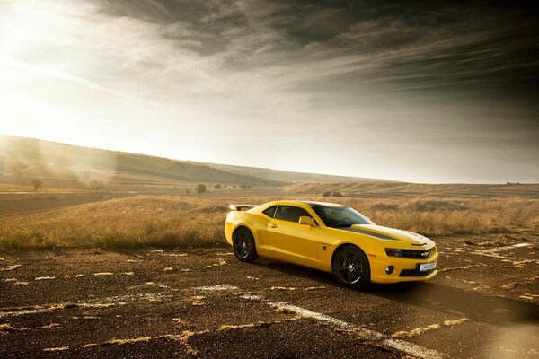 Chevrolet giallo-conquistiamo strade deserte. 