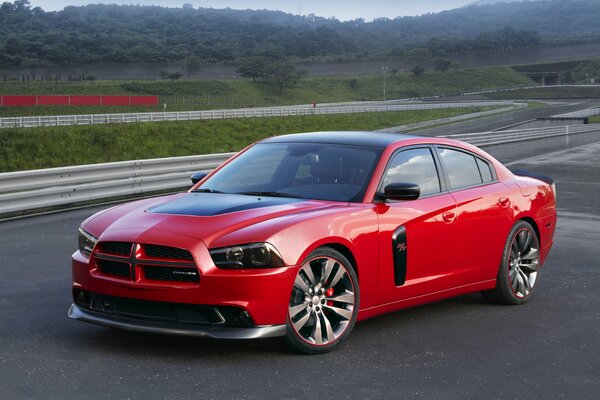 Coche de carreras rojo en las carreteras rusas