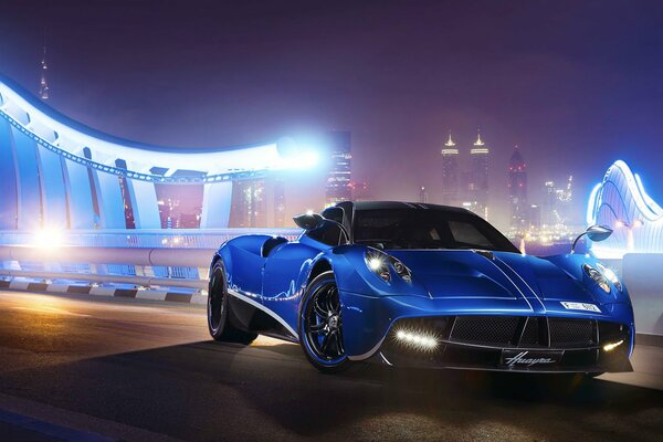 Superdeportivo azul Pagani Huayra en el fondo de la ciudad nocturna