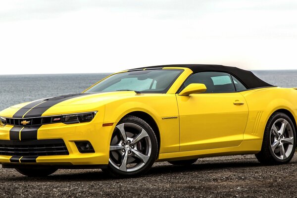 2013 Chevrolet Camaro convertible en el mar