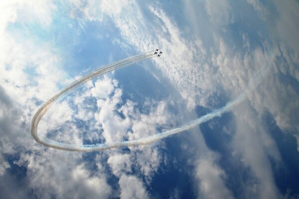 Un virage raide des avions haut dans le ciel