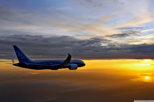 Boeing vola al tramonto, bella illuminazione