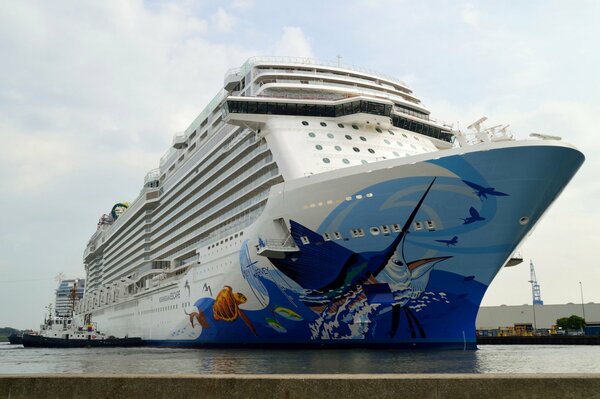 Le paquebot de croisière s approche du quai. Alas