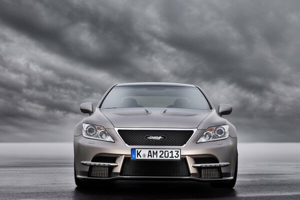 Un lexus ls tmg plateado contra el cielo. Vista frontal