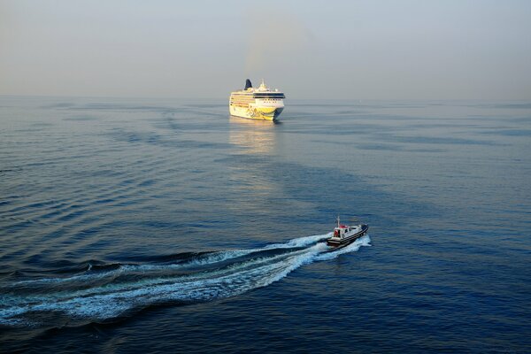 Barca nel Golfo di Napoli con un transatlantico