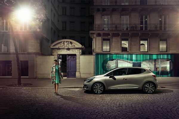 Fille en manteau sur fond gris renault clio initiale paris 2014