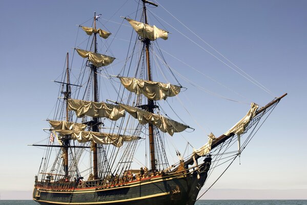 Foto de un barco de vela en el mar