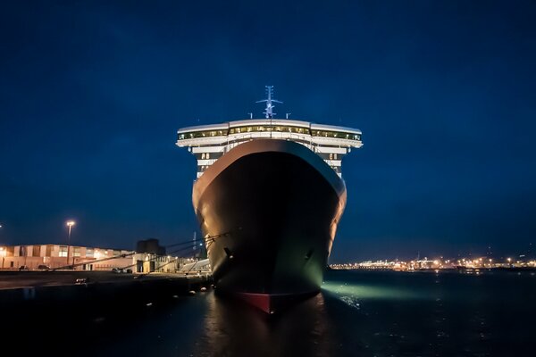 Величественный queen mary 2 ночью во франции