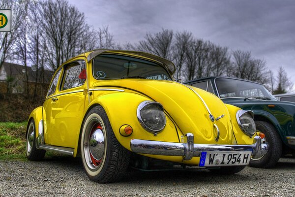 Coche amarillo, encantador y agradable a la vista