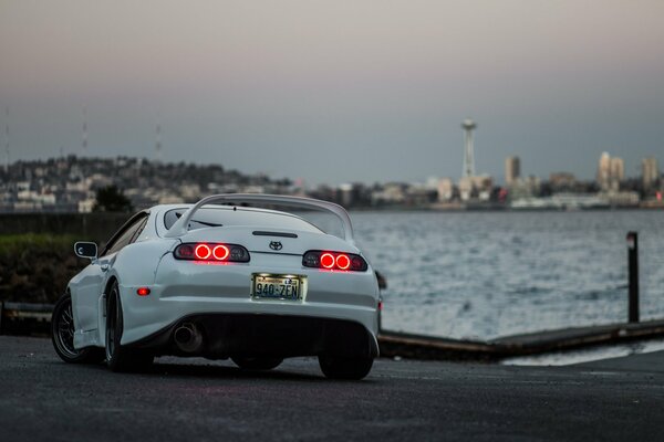 Toyota con hermosas vistas al mar