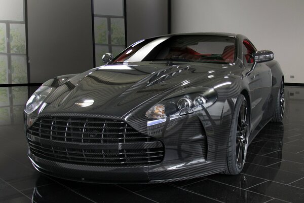 Aston Martin brille dans le garage