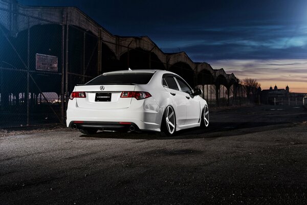 Honda Accord blanco contra el cielo nocturno