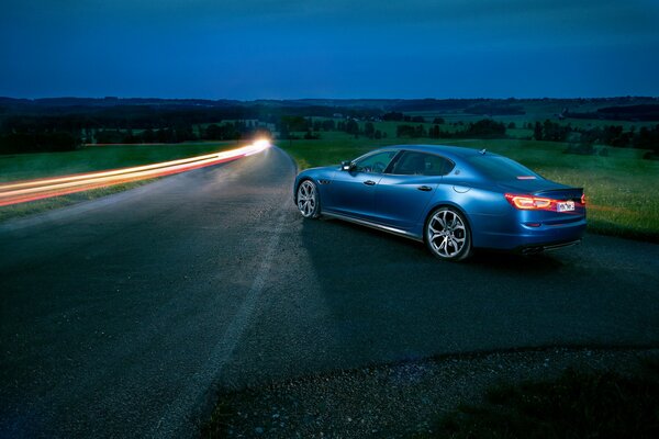 Maserati vieilli sur la route de nuit