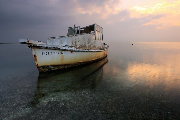 Paysage avec un vieux bateau dans le lac