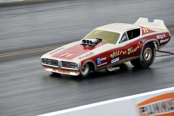 Gara drag racing muscle car in pista