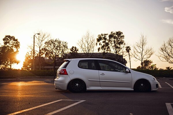 Volkswagen golf sur la route au coucher du soleil