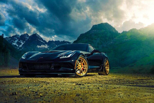 Chevrolet Corvette en el fondo del paisaje de montaña