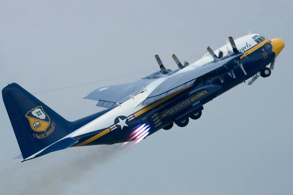 El avión Lockheed con 130 despega hacia el cielo