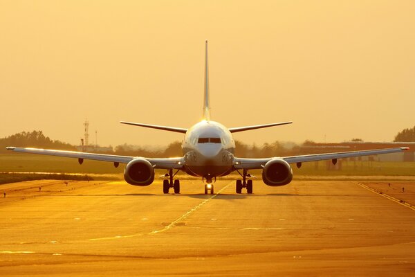 Boeing está en la pista al atardecer