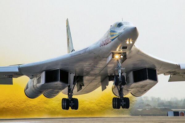 Il bombardiere russo Tu 160 è andato al decollo