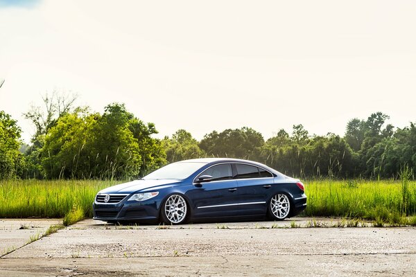 Blaues Auto volkswagen passat cc