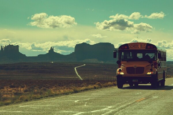 Scuolabus guida lungo la strada