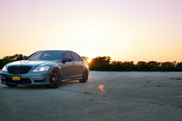 Mercedes c63 o zachodzie słońca