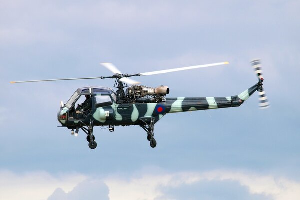 Hélicoptère de camouflage sur fond de ciel clair