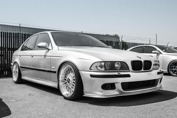 BMW sedán estacionado en la valla