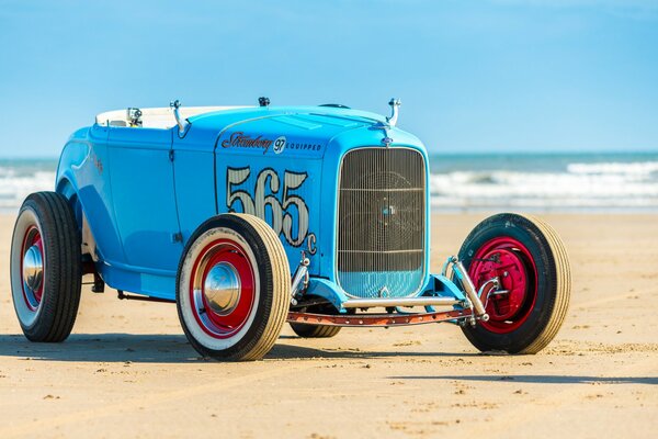 Auto retrò blu classico. Hot Rod. in spiaggia