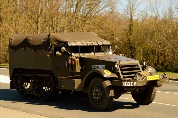 Półgąsienicowy transporter opancerzony Half-track II wojny światowej