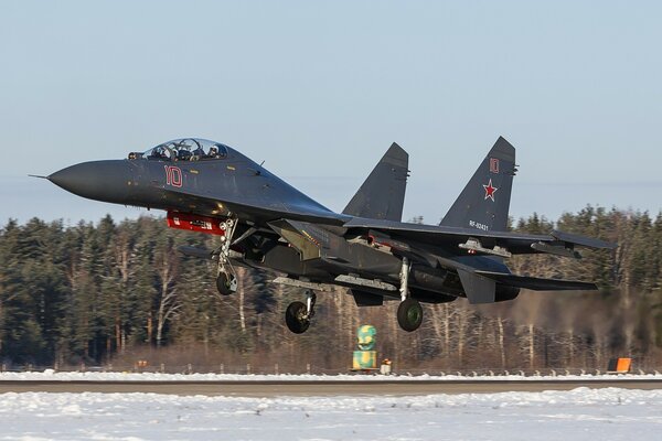 Su-35 z napędem odrzutowym na pasie startowym