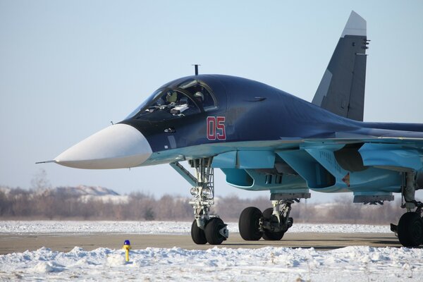 Potente bombardero su -34 en el lanzamiento