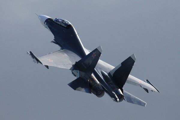 Ruso doble su-30 sobre un fondo gris