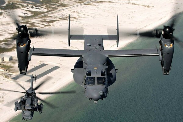 Aviones de combate vuelan sobre la costa