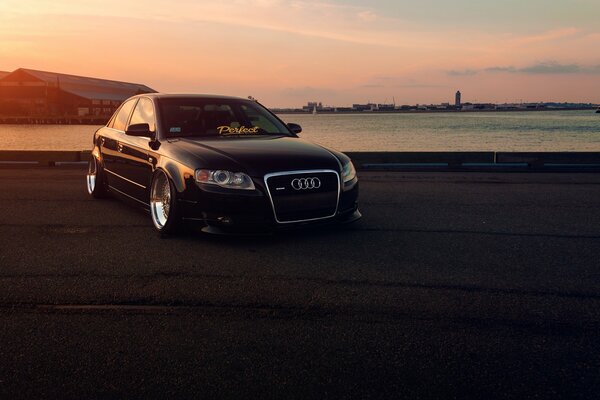 Schwarzes Audi-Auto bei Sonnenuntergang