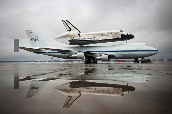 Ein nach dem Nasa-Programm gebautes Flugzeug öffnet die Parade