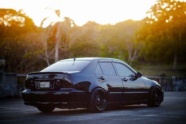 Lexus afinado negro al atardecer