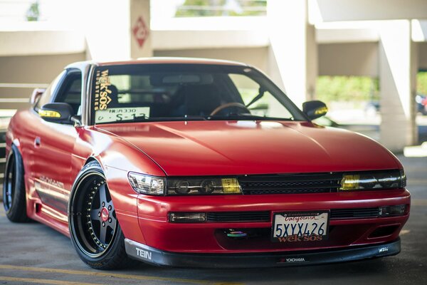 Nissan Silvia in roter Farbe auf dem Parkplatz