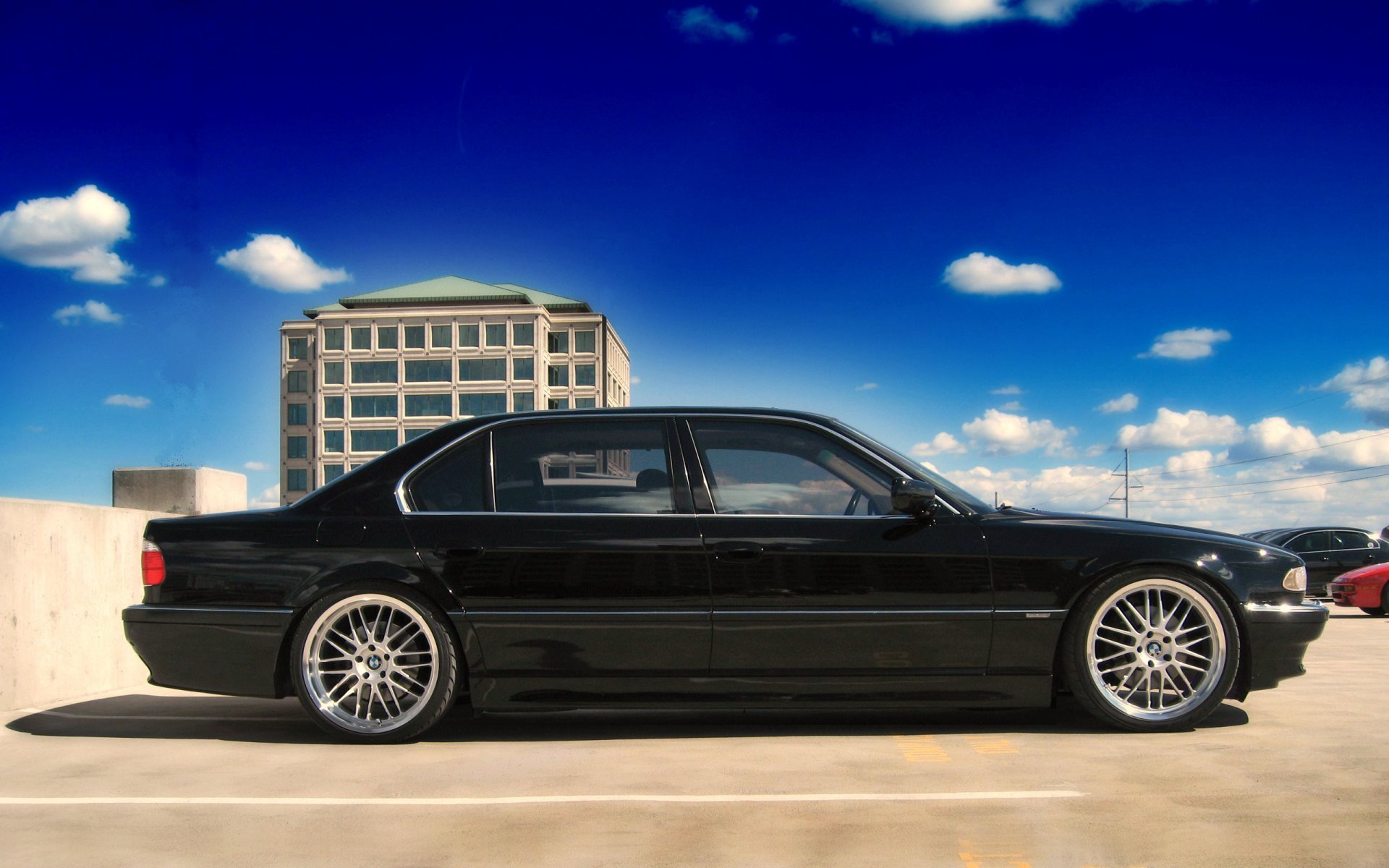 schwarz e38 bmw bmw 750 seven autofoto himmel blau wolken beton parkplatz gebäude haus profil schwarzes auto pkw transport auto kraftfahrzeuge