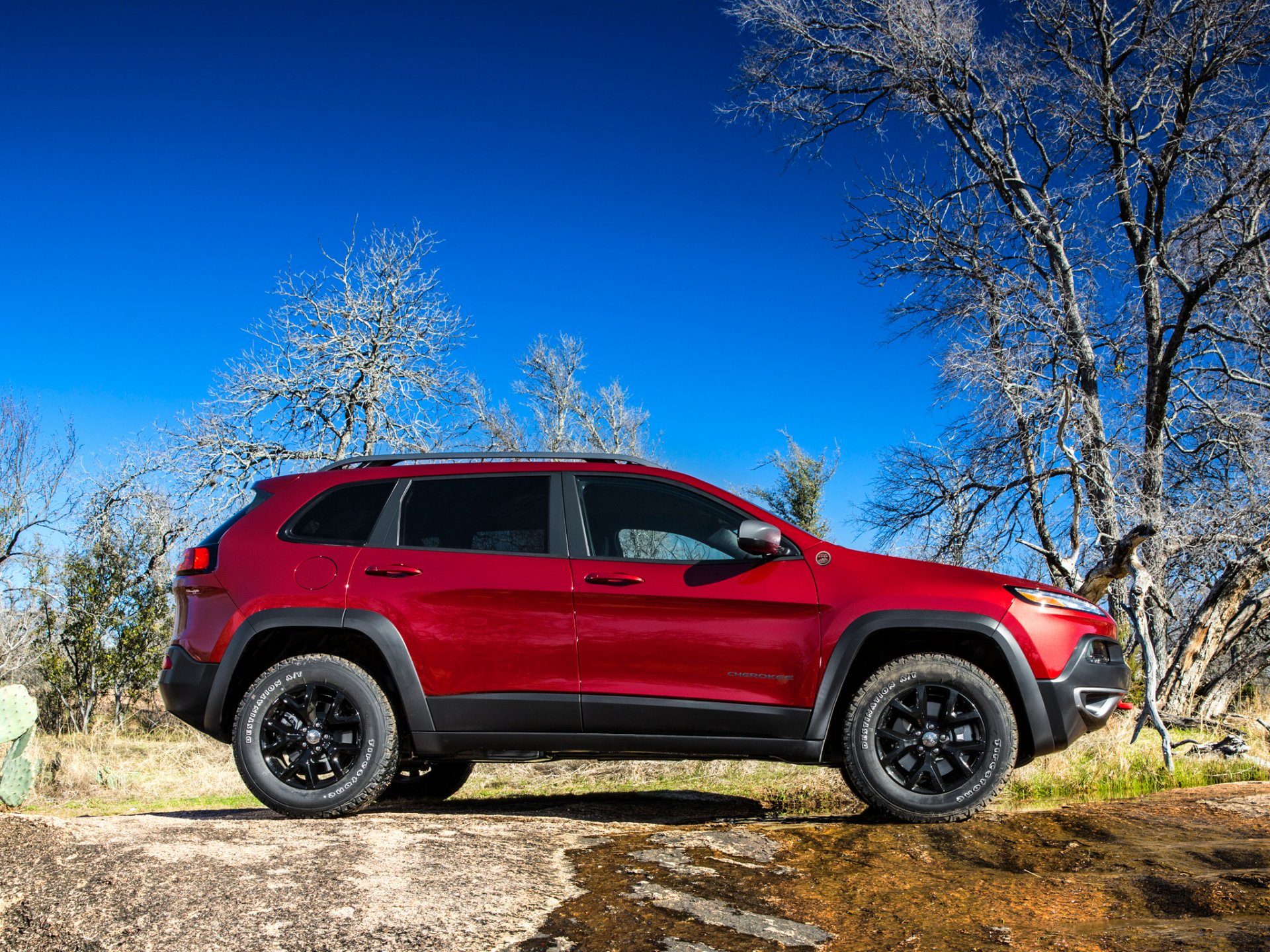 jeep cherokee trailhawk auto widok z boku