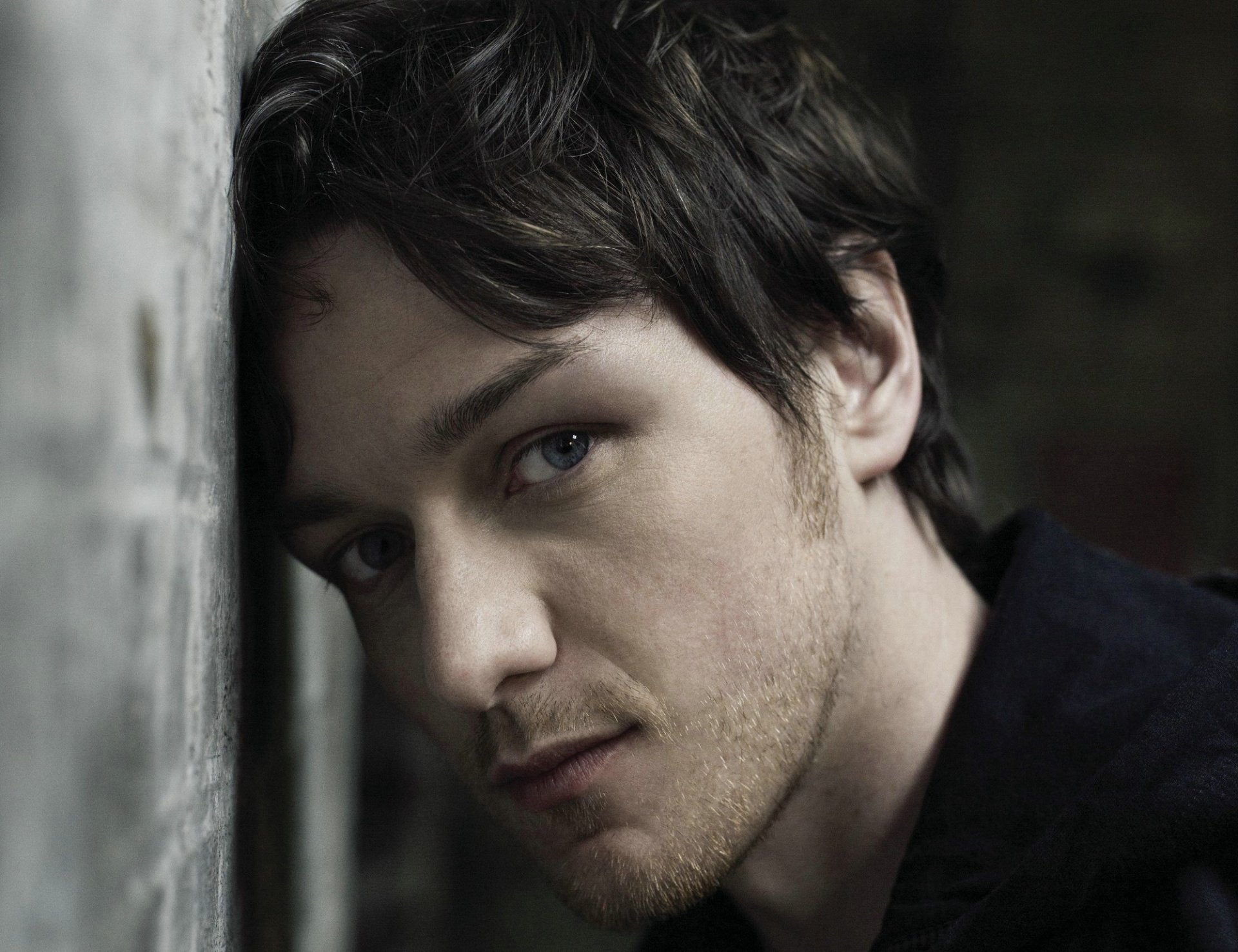 actor james mcavoy james mcavoy portrait face eyes gaze stubble wall